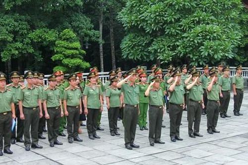 Cụm Thi đua số 1 - Bộ Công an dâng hương tưởng nhớ và báo công dâng Bác