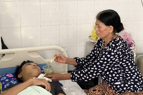 Đưa nạn nhân bị nhóm côn đồ ở Thanh Hóa đánh bất tỉnh đi giám định pháp y