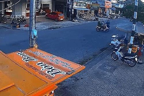 Di chuyển với tốc độ cao, xe máy va chạm mạnh với người đi ngược chiều