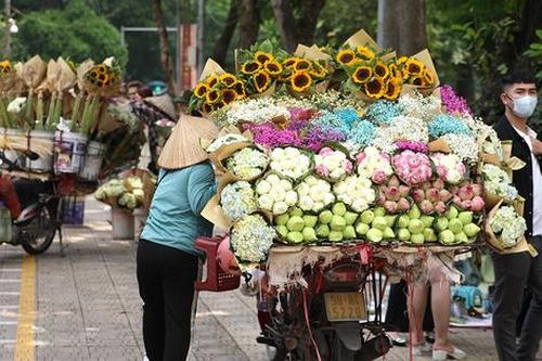 Xe chở hoa bán rong hồ Tây, chỉ cần đứng thôi cũng ra tiền