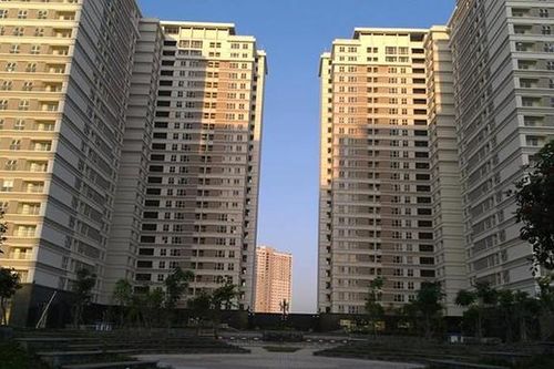 Vợ chồng trẻ ở Thủ đô áp lực vì giá nhà chung cư tăng chóng mặt