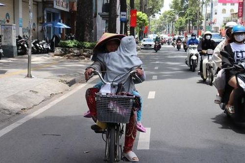 Người mẹ hơn 20 năm đạp xe chở con bán vé số khắp Sài Gòn để kiếm tiền chữa bệnh