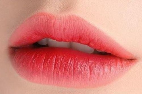 Những điều cần biết về phun xăm môi vi chạm