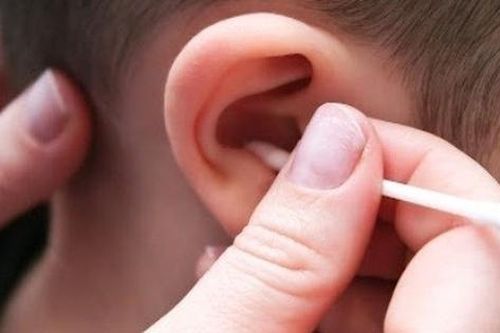 Trẻ 5 tuổi thủng màng nhĩ vì thói quen nhiều người mắc phải