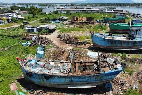 Vì sao ngư dân rã tàu bán phế liệu?