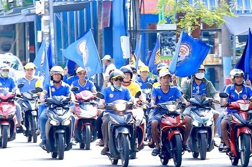 Cổ động viên diễu hành cổ vũ CLB Bóng đá Quảng Nam trước giờ 'G'