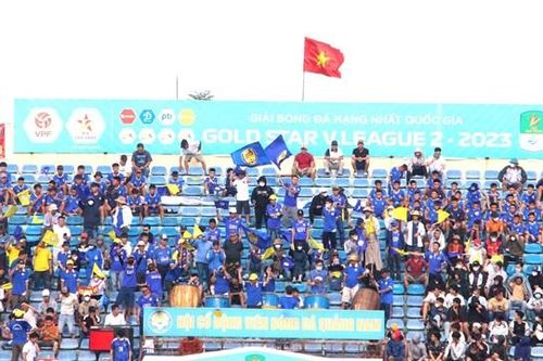 Cổ động viên hào hứng đến sân cổ vũ CLB Bóng đá Quảng Nam