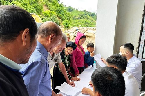 Khám sàng lọc lao miễn phí cho bà con vùng lũ