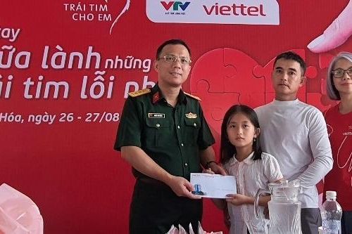 Chương trình 'Trái tim cho em' đến với trẻ em nghèo tỉnh Thanh Hóa