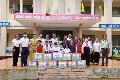 Chương trình 'Nâng bước em đến trường' tại huyện Ia H'Drai