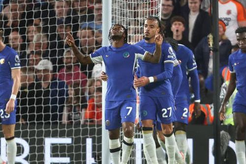 Sterling chơi như lên đồng, giúp Chelsea thắng trận đấu tiên ở Premier League mùa này