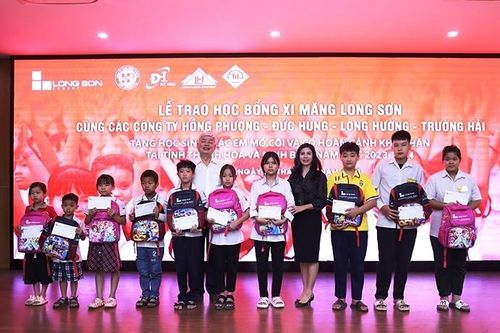 Trao gần 1,4 tỷ đồng học bổng cho học sinh tỉnh Thanh Hóa và Ninh Bình
