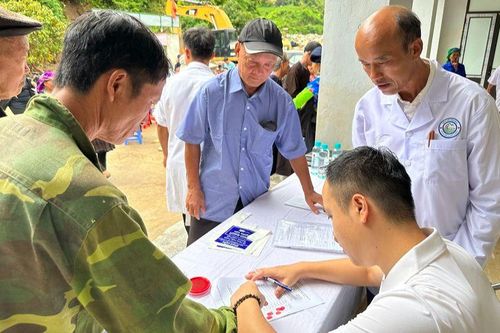 Khám sàng lọc lao miễn phí cho bà con vùng lũ xã Hồ Bốn