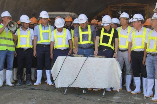 Nối thông 2 ống hầm đường bộ dài nhất trên tuyến cao tốc bắc-nam