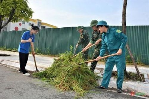 Bộ đội và nhân dân quận Long Biên hưởng ứng 'Ngày thứ 7 xanh' bảo vệ môi trường