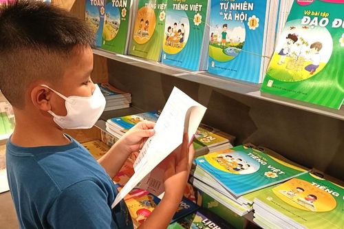 Sở GD-ĐT TPHCM chỉ đạo các trường hỗ trợ cung cấp sách giáo khoa cho học sinh