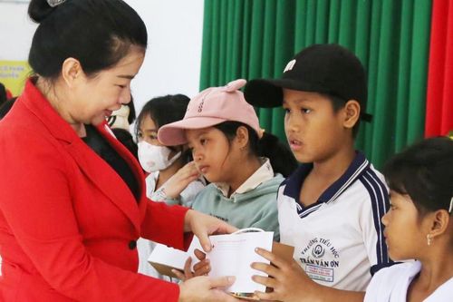 Đắk Lắk: Gần 1.000 suất quà hỗ trợ người dân xã Ea Tiêu, Ea Ktur