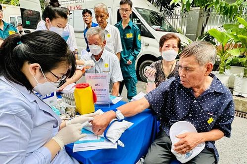 Chăm sóc sức khỏe cho gia đình chính sách, người có công
