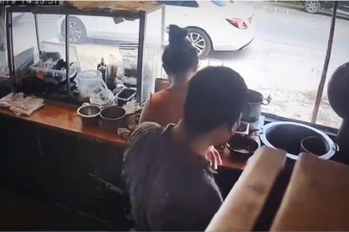 Nữ tài xế bị con gái 'cướp' vô lăng, ô tô gây tai nạn