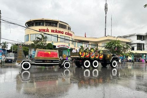 Trời đổ mưa tiễn đưa đồng chí Lê Văn Thành về nơi an nghỉ cuối cùng