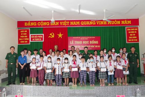 Trao 200 suất học bổng cho học sinh nghèo khu vực biên giới biển