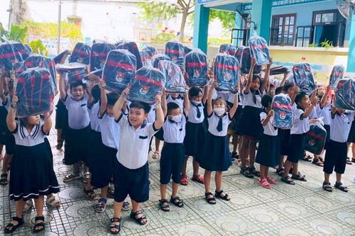 Tiếp thêm động lực cho trò nghèo trước năm học mới