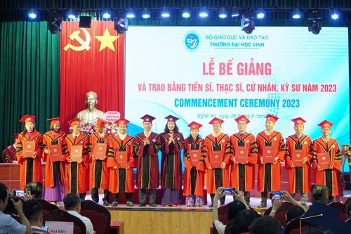 Trường ĐH Vinh trao bằng tiến sĩ, thạc sĩ, cử nhân, kỹ sư năm 2023