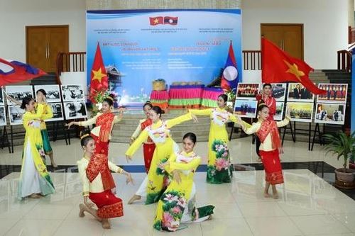 Khai mạc Trưng bày chuyên đề 'Đất nước, con người và văn hóa Việt Nam' tại Lào