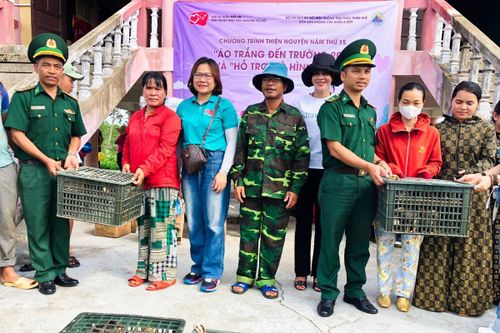Trao tặng mô hình sinh kế và đồ dùng học tập cho nhân dân và học sinh biên giới