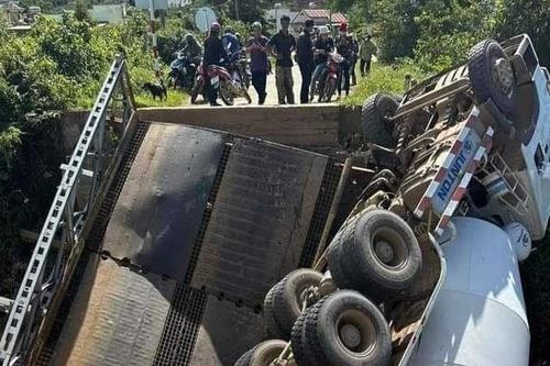 Tài xế thoát nạn khi xe trộn bê tông rơi xuống suối