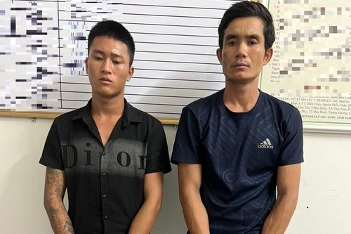 Ra đường lúc rạng sáng, cô gái bị hai tên cướp đạp ngã xe rồi lấy tài sản