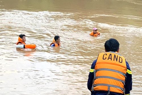Xuyên đêm tìm nam sinh mất tích ở Sông Bé