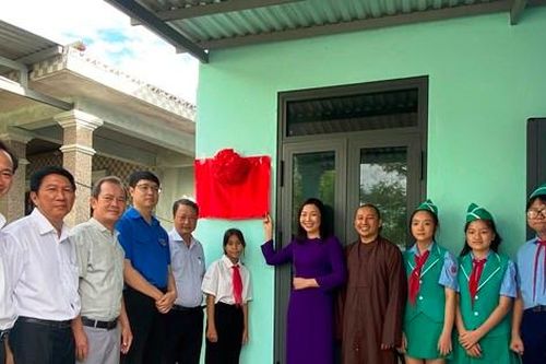 Bàn giao nhà Khăn quàng đỏ, tặng học bổng cho học sinh hoàn cảnh khó khăn