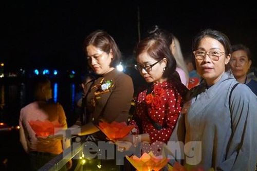 Hải Phòng: Thả hoa đăng tưởng nhớ các chiến sỹ tàu không số