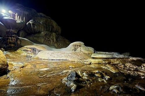 Nét hoang sơ của hang Khau Quang