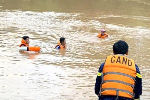 Tìm kiếm nạn nhân mất tích trên sông Bé
