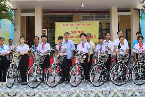 Tặng quà cho học sinh có hoàn cảnh khó khăn tại Sóc Trăng