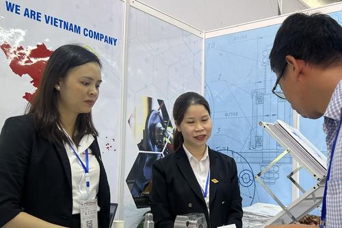 Nếu chỉ gia công linh kiện kiểu 'bán sắt ăn tiền', lợi nhuận rất thấp
