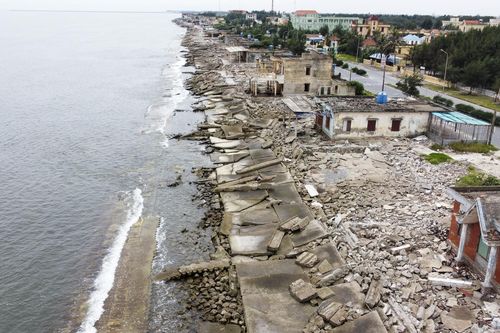 Kè biển Nam Định sạt lở nghiêm trọng, loạt công trình dịch vụ bị sóng phá vỡ