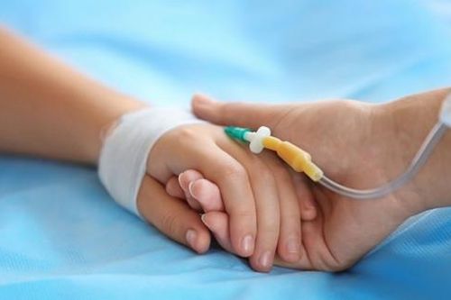 Bé trai đau bụng dữ dội phải mổ cấp cứu vì chiếc tăm