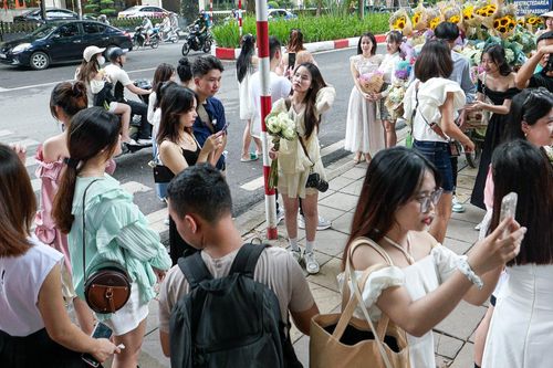 'Phố mùa thu đẹp nhất Hà Nội' chật cứng người, xe kín vỉa hè, giao thông ùn ứ