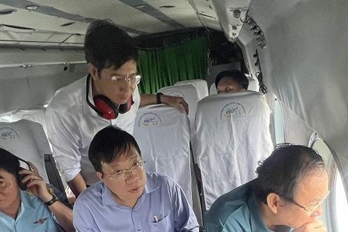 Bí thư và Chủ tịch TP.HCM đi trực thăng khảo sát thành phố từ trên cao