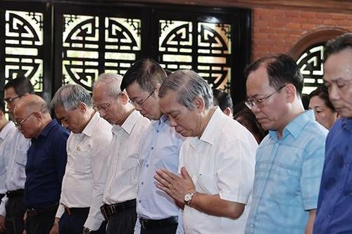 Đoàn cán bộ Bộ TT&TT dâng hương tại Đền thờ Bác Hồ ở khu di tích ATK Định Hóa