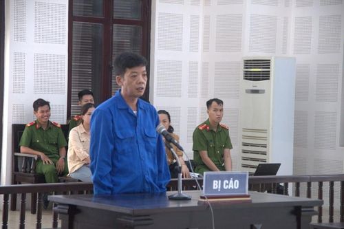 Tài xế xe chở rác cố tình cán nữ sinh tử vong
