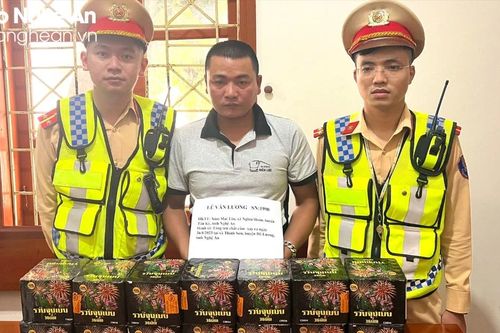 Cảnh sát giao thông phát hiện lái xe khách tàng trữ gần 20kg pháo nổ