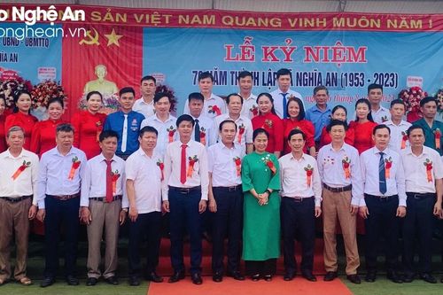 Đồng chí Võ Thị Minh Sinh dự Lễ kỷ niệm 70 năm thành lập xã Nghĩa An, huyện Nghĩa Đàn