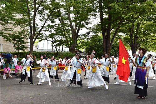 Đội múa của Việt Nam trình diễn tại lễ hội Yosakoi hàng đầu Nhật Bản