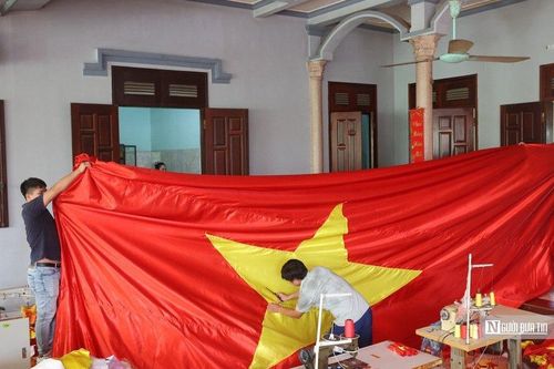 Mục sở thị làng may cờ Tổ quốc lớn nhất Hà Nội trước dịp Quốc khánh