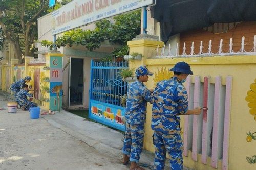 Trạm ra đa 570 tổ chức hoạt động 'Nâng bước em đến trường'