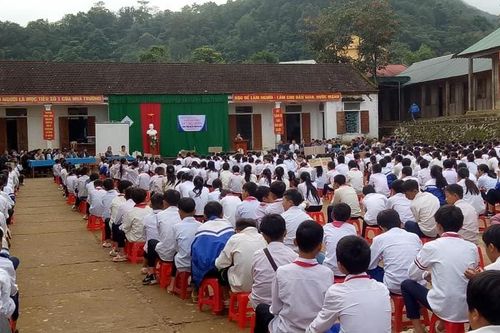 Hành trình 'cõng chữ' lên non: Giáo viên nỗ lực vận động học sinh tựu trường, không để các em bỏ học (Bài 2)